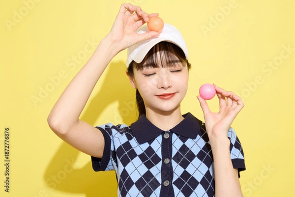 Obraz 明るい背景でかわいいスポーツウェアを着た若い女性のポートレート