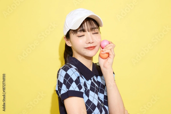 Obraz 明るい背景でかわいいスポーツウェアを着た若い女性のポートレート