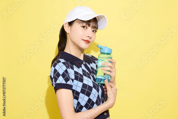 Obraz 明るい背景でかわいいスポーツウェアを着た若い女性のポートレート