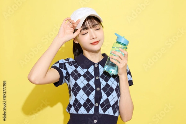 Obraz 明るい背景でかわいいスポーツウェアを着た若い女性のポートレート