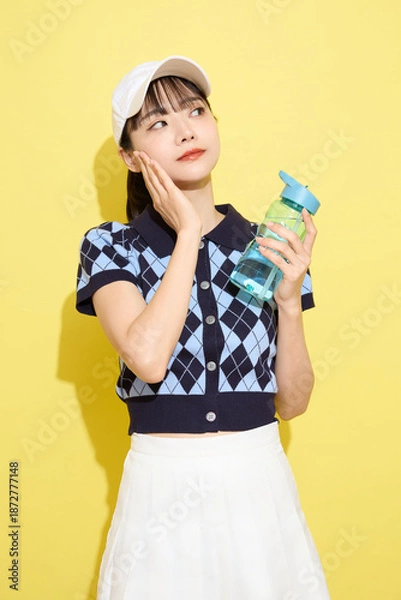 Obraz 明るい背景でかわいいスポーツウェアを着た若い女性のポートレート