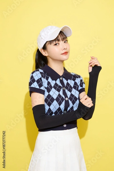 Obraz 明るい背景でかわいいスポーツウェアを着た若い女性のポートレート