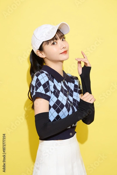 Obraz 明るい背景でかわいいスポーツウェアを着た若い女性のポートレート