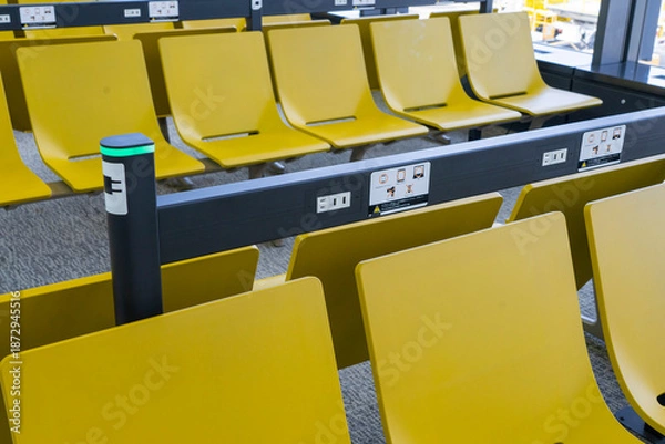 Obraz 成田空港の待合所の椅子のコンセント