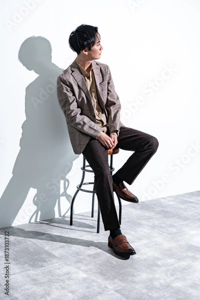 Fototapeta 白背景でジャケットを着た男性