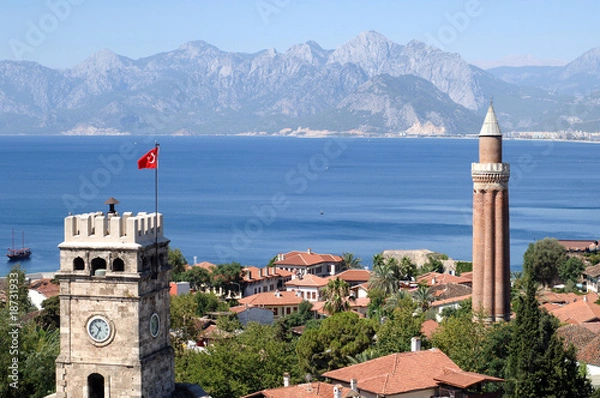Obraz Zamknij strzał wieży zegarowej i minaretu w Antalya