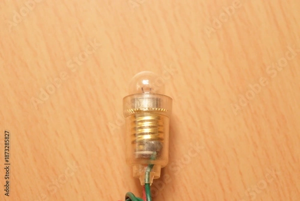 Obraz 机の上に置かれた豆電球の写真