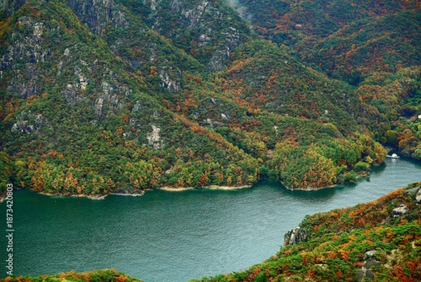 Obraz 가을 푸른 숲과 고요한 호수