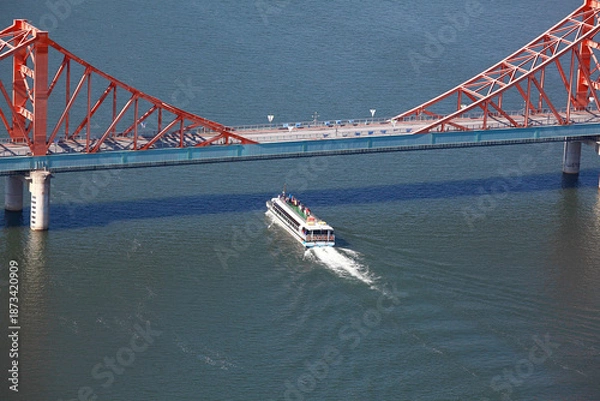 Obraz 물 위의 다리와 유람선