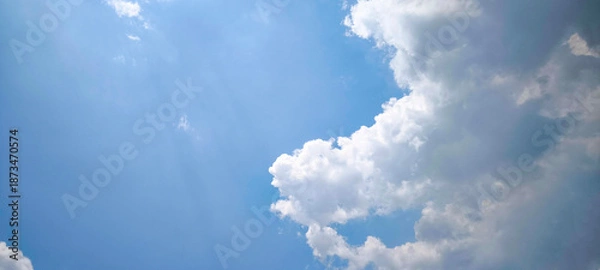 Fototapeta The sky has white clouds