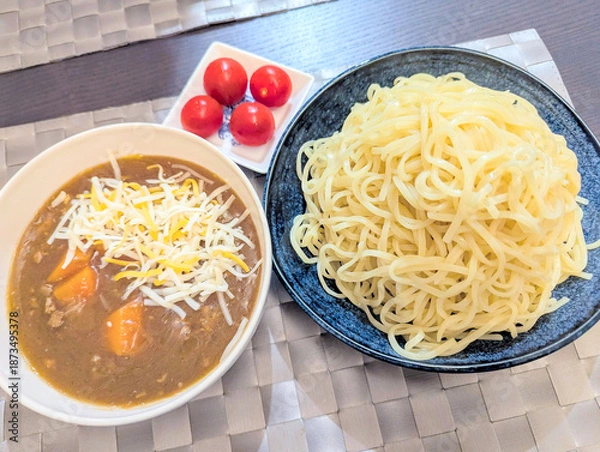 Obraz チーズをトッピングした濃厚なカレーつけ麺とミニトマト