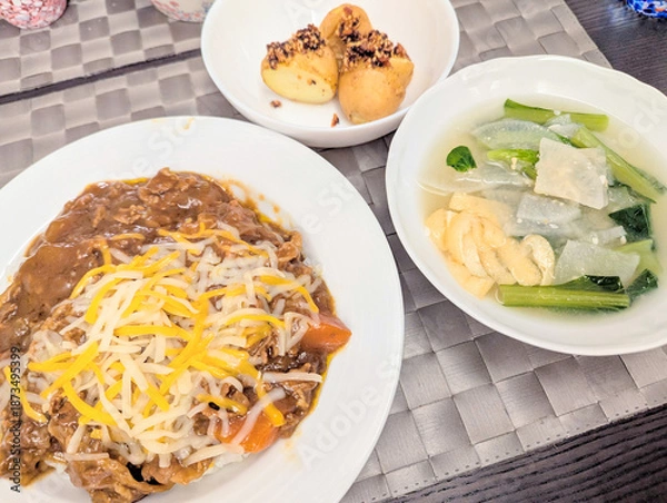 Obraz チーズがとろける濃厚カレーライスとじゃがいもの副菜