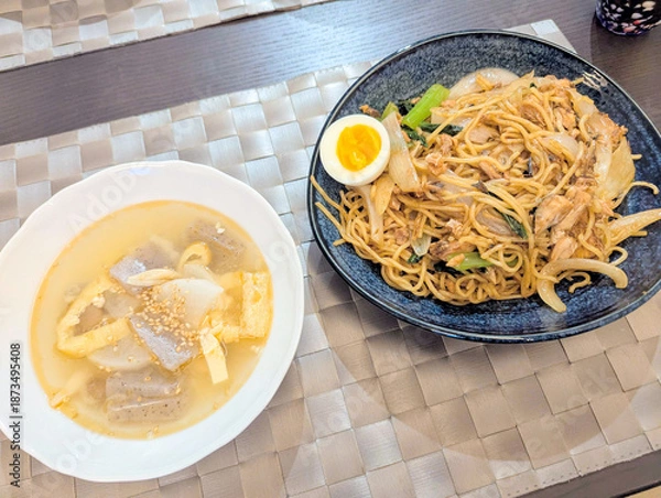 Obraz 野菜たっぷりの焼きそばと温かい和風スープのセット