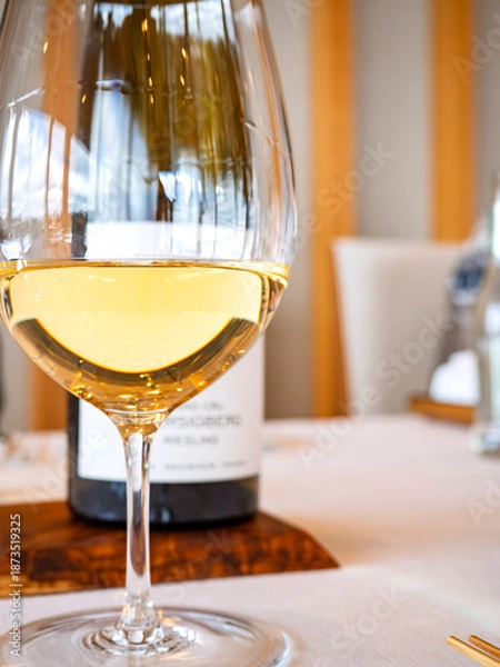 Obraz 昼下がりの優雅なひととき、光を透かして黄金色に輝く白ワイン