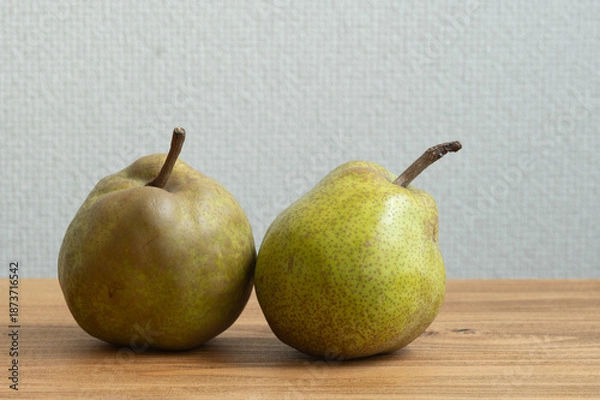 Obraz 木製のテーブルの上に置かれた2個の洋梨