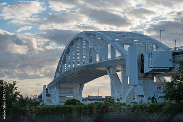 Obraz 大阪・舞洲側から見る夢舞大橋の巨大なアーチと海に浮かぶポンツーン構造（浮体式旋回可動橋）