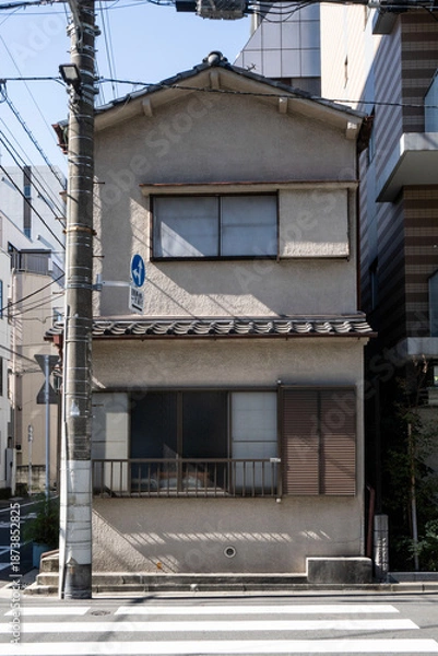 Fototapeta 日本のf二階建ての古い家屋、リフォームが必要な木造建築、