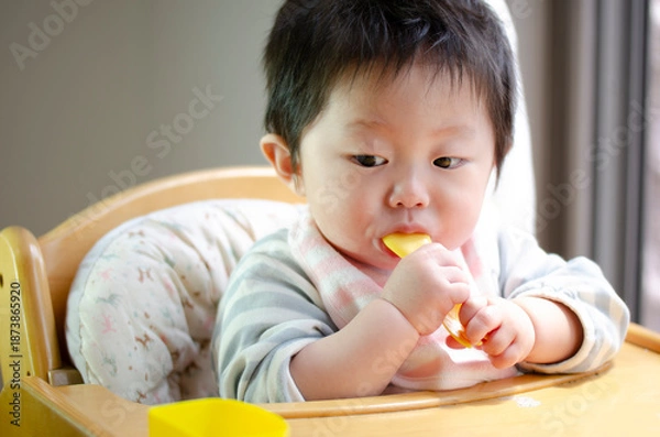 Obraz フォークを口に入れる赤ちゃん
