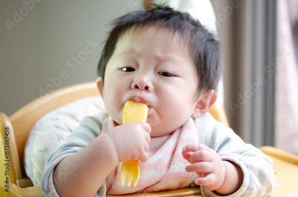 Obraz フォークを口に入れる赤ちゃん