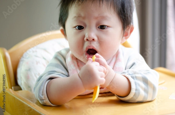 Obraz フォークを口に入れる赤ちゃん