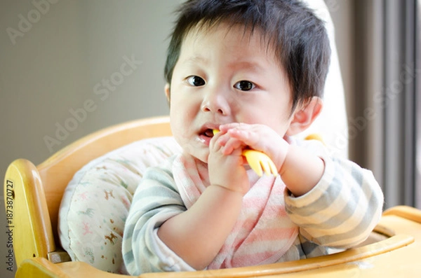 Obraz フォークを口に入れる赤ちゃん
