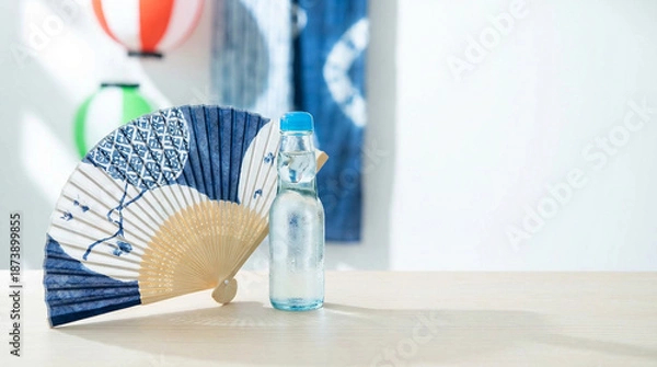 Obraz 藍染めの団扇とラムネが飾られた夏のディスプレイ