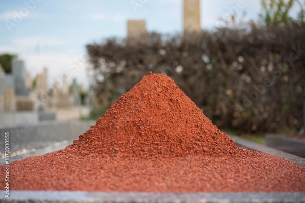 Obraz 霊園の墓前に盛られた赤玉土の盛り土とボケた背景（墓地メンテナンス・化粧砂・テクスチャ素材）