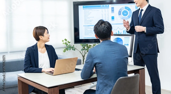 Fototapeta プレゼンする笑顔の男性