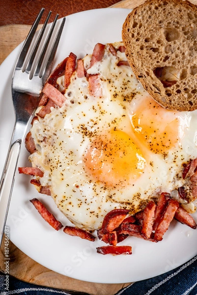 Obraz Fried egg and sliced sausage.