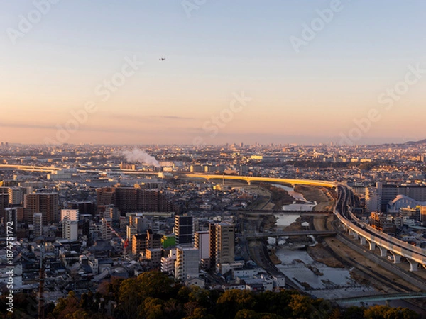 Obraz 朝焼けに照らされた街の風景