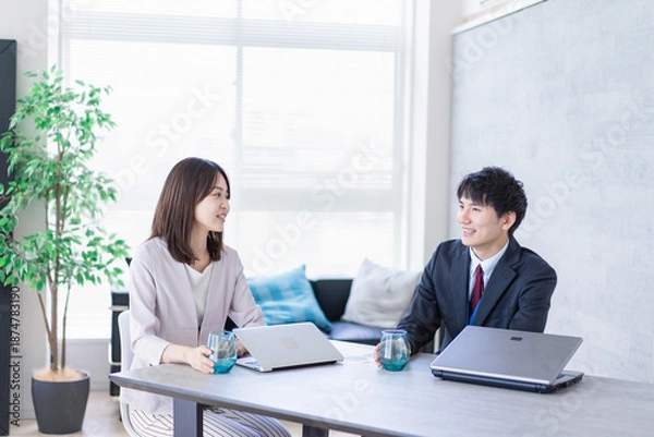 Obraz オフィスで楽しく話す男女