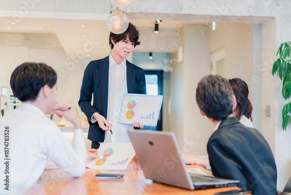 Obraz プレゼンテーションをする若手のビジネスマン
