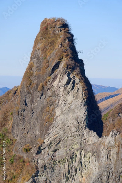 Fototapeta 熊本県の阿蘇山、根子岳東峰から望む天狗岩