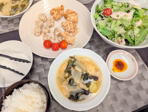 Obraz 焼売と唐揚げに具だくさんの味噌汁セット