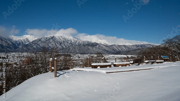 Obraz 高台から望む街並みと冬の北アルプス