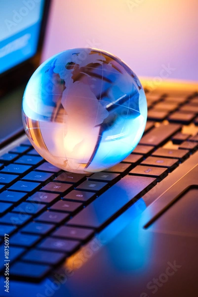 Obraz szklana kula ziemska na laptopie