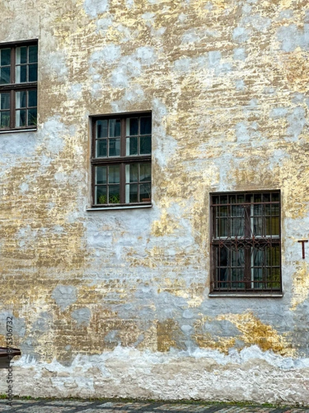 Obraz old windows in old building