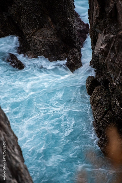 Fototapeta 바위 절벽 아래의 힘