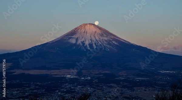 Fototapeta 金時山山頂から紅富士に沈む月