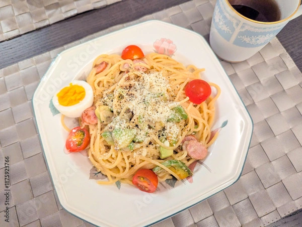 Obraz アボカドとソーセージを贅沢に使った粉チーズたっぷりのパスタ