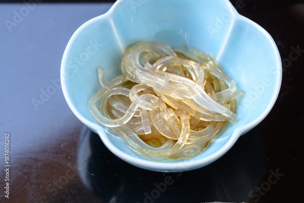 Obraz 静岡県伊豆名物　三杯酢で食べる透明なところてんと緑茶