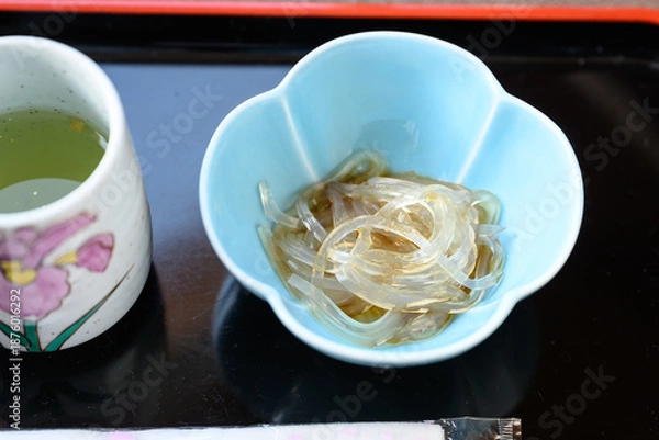 Obraz 静岡県伊豆名物　三杯酢で食べる透明なところてんと緑茶