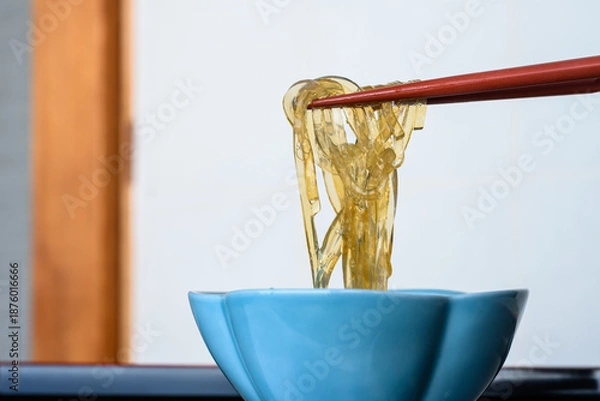 Obraz 箸で持ち上げた透明なところてん　伊豆名物の天草グルメ