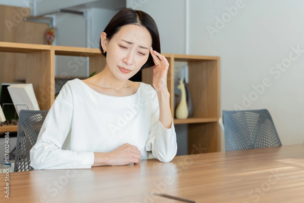 Obraz 頭痛に悩むビジネスウーマン