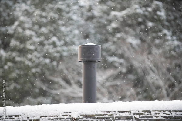 Fototapeta 雪が積もった薪ストーブの煙突