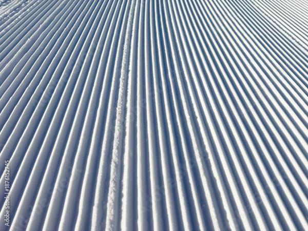 Obraz スキー場圧雪車キャタピュラピステンの跡 