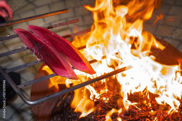 Obraz 高知の豪快藁焼き鰹のタタキ