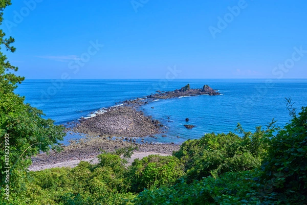 Obraz 夏の神奈川県真鶴町の真鶴岬の歩道上から三ツ石と相模湾を見る