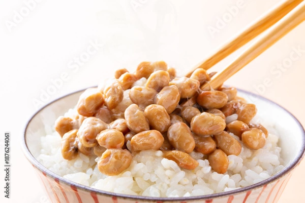 Obraz 日本の伝統的な食べ物、納豆ごはんを食べる