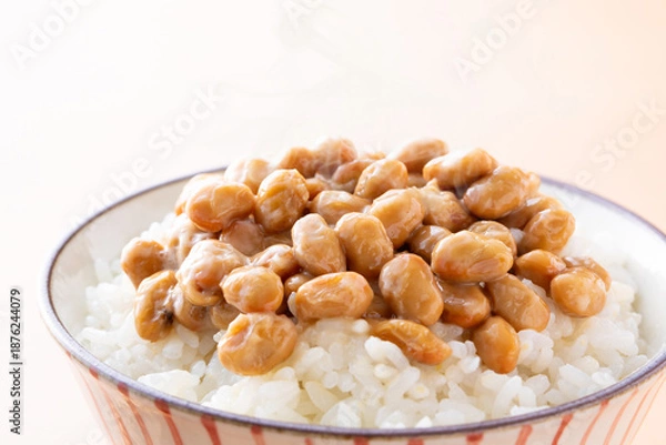 Obraz 日本の伝統的な食べ物、納豆ごはんを食べる